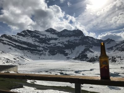 Lac de Salanfe gelé avec une bière 7Peaks